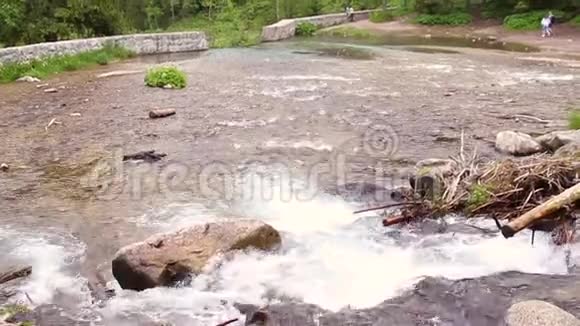 瀑布水顺着岩石流下来视频的预览图
