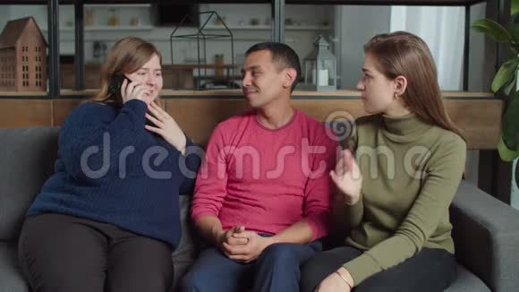 帮助失聪夫妇与朋友交流的女人视频的预览图