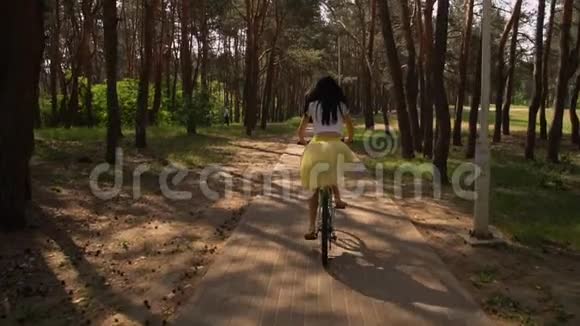 骑自行车的红发女孩视频的预览图