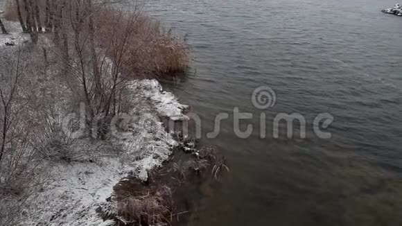 冬天的自然冬季异常水流入河而不结冰雪很少全球变暖视频的预览图