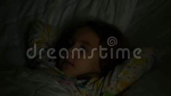 那个女孩在床上很害怕视频的预览图