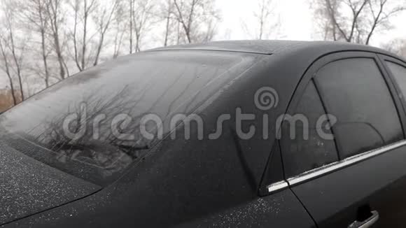 冬天的自然黑车上可见霜一月份下雪很少全球变暖环境灾难视频的预览图