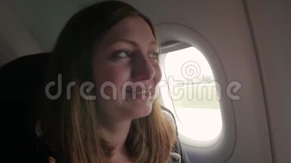 快乐女孩拍飞机起飞视频的预览图