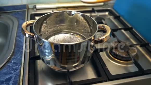 一个金属锅里面有沸水和少许盐作烹饪用视频的预览图