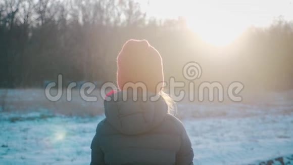 快乐的女孩玩得开心在美丽的冬日享受新鲜的雪户外飞翔的雪花视频的预览图