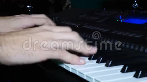 男性手弹钢琴一位作曲家用手指触摸钥匙特写镜头男性演奏钢琴音乐视频的预览图