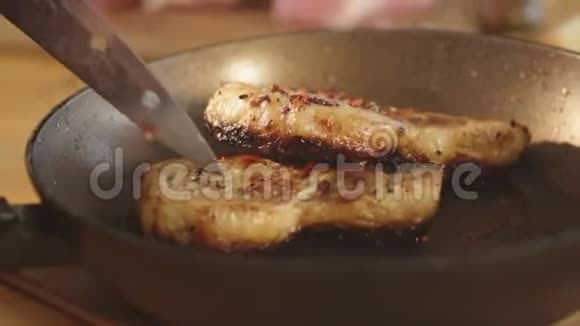 厨师煮煎肉排平底锅视频的预览图