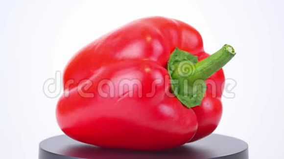 白色背景上的红胡椒轮换录像食物视频的预览图