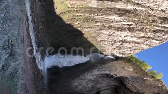 高速斜坡的垂直视频是一个巨大的史诗瀑布在北高加索或在高崖中缓慢运动视频的预览图