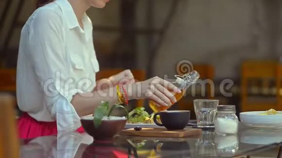 年轻的美国女商人在晚餐午餐坐在桌子上的夏季咖啡馆视频的预览图