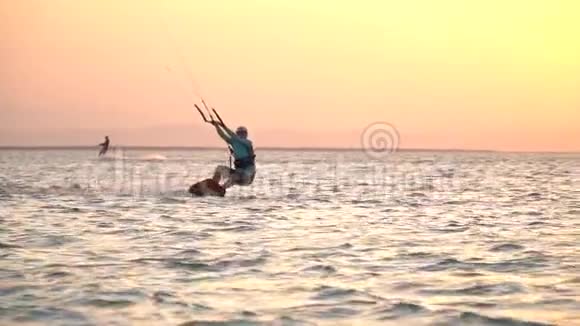 年轻的风筝冲浪者正在表演技巧在空中跳跃日落埃及视频的预览图