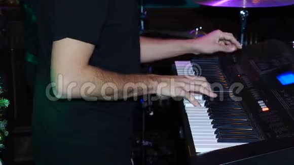 男手弹大钢琴一位作曲家用手指触摸钥匙特写镜头男性手在演奏音乐视频的预览图