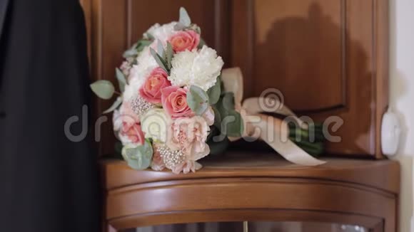木制衣柜上漂亮的婚礼花束有粉红色白色的花视频的预览图
