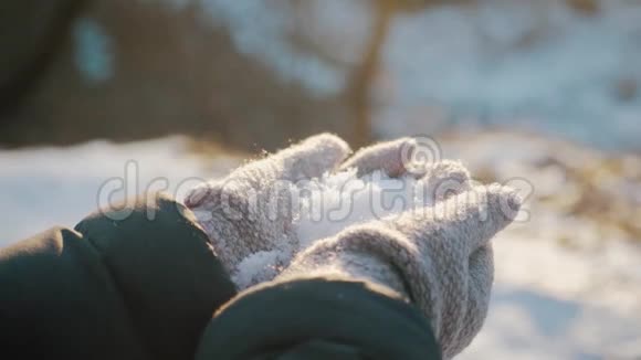 一个戴手套的女孩抱着一场雪冬季概念视频的预览图