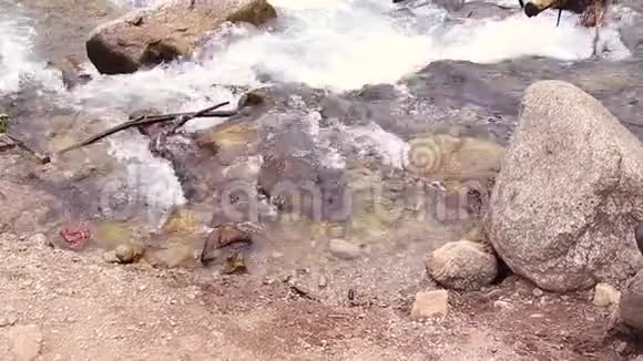 大量的水从尖锐的灰色石头流下来视频的预览图