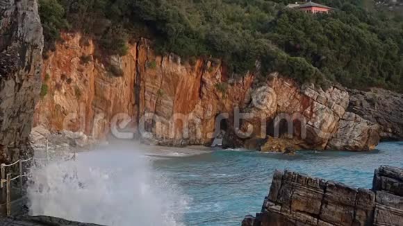 岩石海岸和冲浪喷雾慢动作视频的预览图