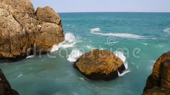蓝色的海洋波浪撞击岩石阳光明媚的夏日海浪景观视频的预览图