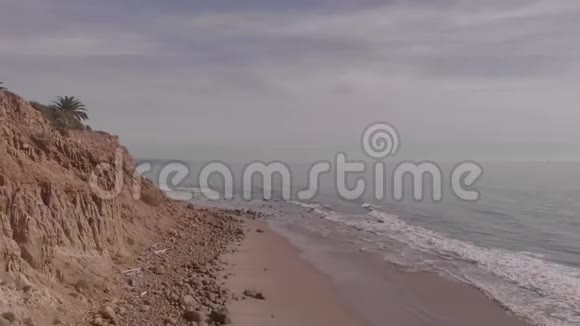 加州海岸线的海滩和悬崖视频的预览图