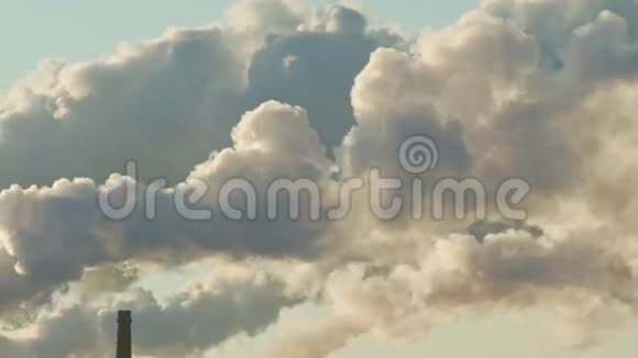 从工厂烟囱里喷出的烟雾视频的预览图