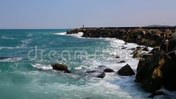 海上海浪冲进防波堤阳光明媚的夏日海浪景观视频的预览图