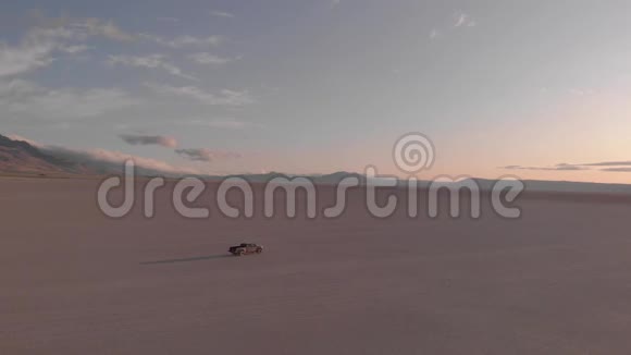 汽车驾驶穿越阿尔福德沙漠视频的预览图