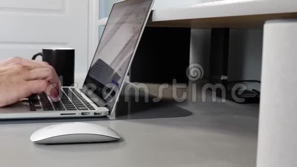 白种人男性在家工作手提电脑喝咖啡特写侧视视频的预览图
