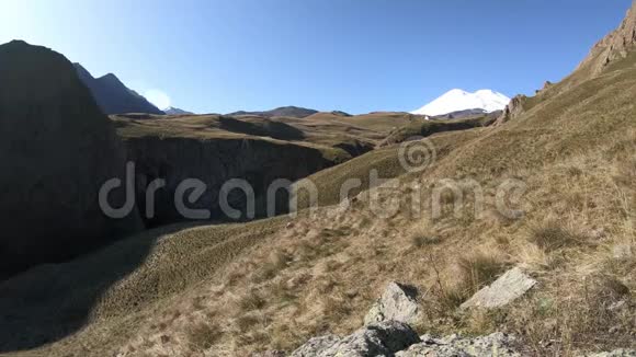 枯燥无生气的风景山谷群山白雪皑皑的山峰蔚蓝的天空视频的预览图