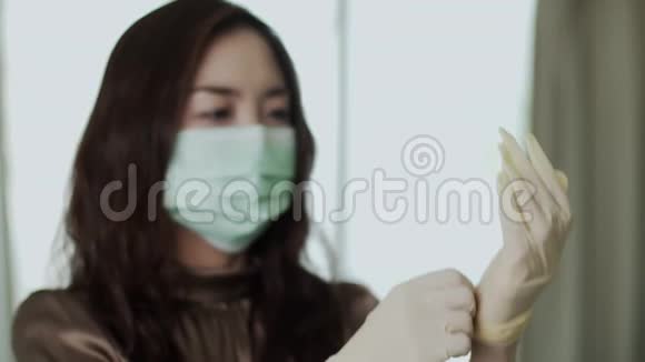 戴口罩和橡胶手套的亚洲妇女视频的预览图
