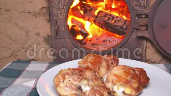 烤肉鸡放在盘子里背景是燃烧的火视频的预览图