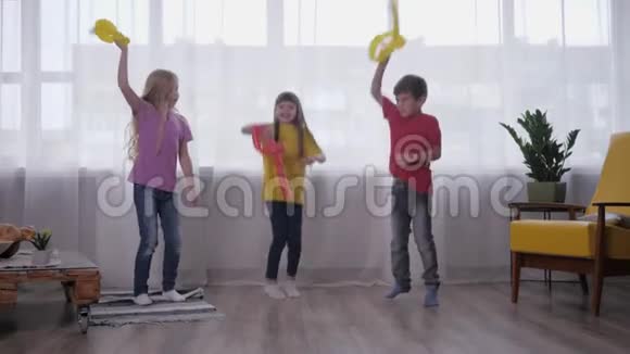 在孩子们的聚会上进行积极的游戏孩子们开心的朋友们玩着玩气球跳着笑着视频的预览图