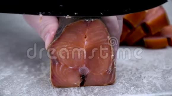 用锋利的刀切出美味的熏鱼视频的预览图