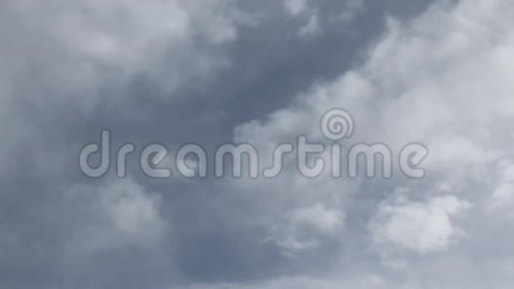 白云穿过呼啸的天空视频的预览图