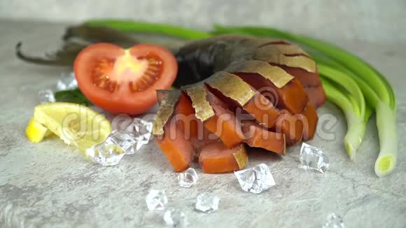 桌子上有美味的熏鱼番茄和洋葱被添加到苹果中用冰块装饰视频的预览图