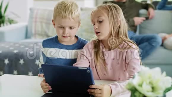 孩子们用平板电脑视频的预览图