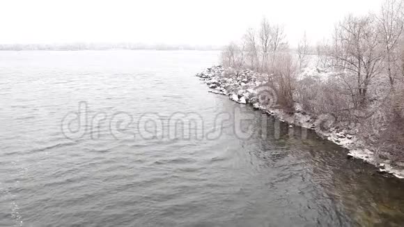 冬天的自然冬季异常水流入河而不结冰雪很少全球变暖视频的预览图