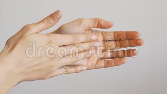 女性用消毒凝胶清洁双手视频的预览图