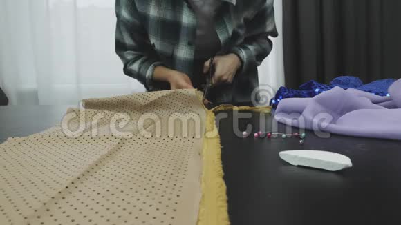 专业女裁缝在裁缝工作室用剪刀工作特写缝纫面料车间女用SCI裁剪面料视频的预览图