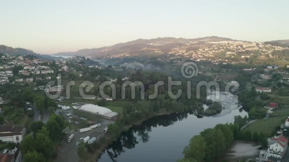 日出时葡萄牙无人驾驶飞机的鸟瞰图视频的预览图