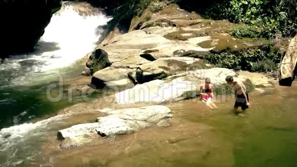 男人和女人因瀑布而牺牲山河视频的预览图