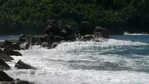 塞舌尔马河岛海浪和花岗岩岩石视频的预览图