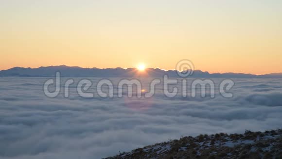 日落过白云从山上眺望太阳已经越过山脊了视频的预览图