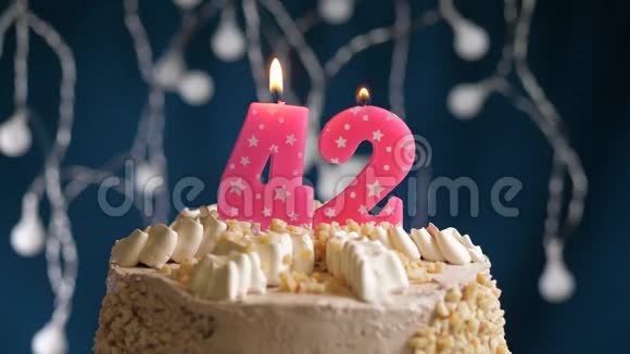 生日蛋糕42个数字粉红色燃烧蜡烛在蓝色的背面蜡烛吹灭了慢速运动和特写镜头视频的预览图