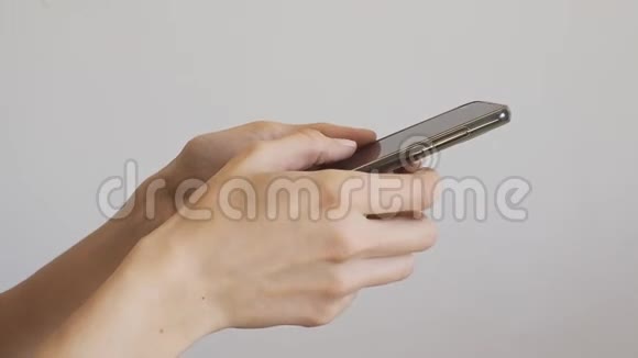 女性手使用手机滚动视频的预览图