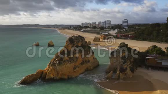 葡萄牙阿尔加维有大西洋海浪的普拉亚多阿尔沃海滩视频的预览图