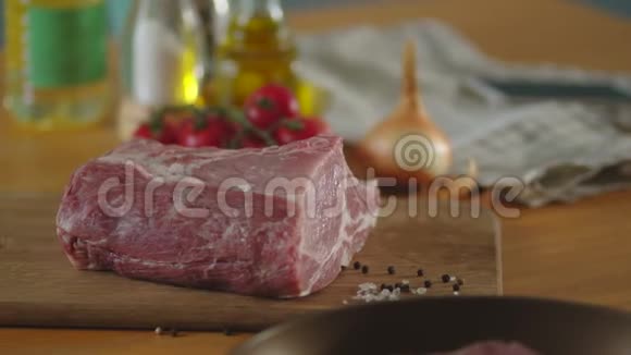 厨房桌子上的新鲜肉视频的预览图