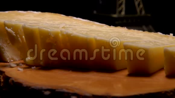 叉子从木板上取出一块法国硬奶酪视频的预览图