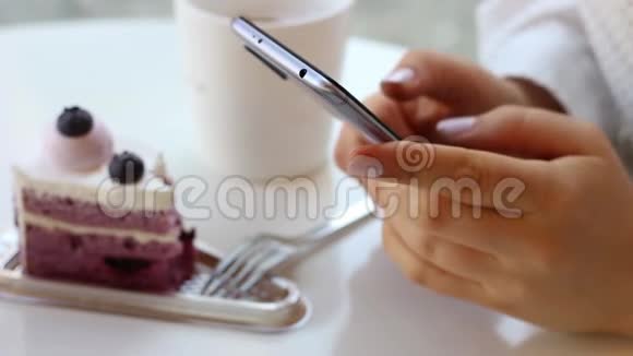 女性的双手正在咖啡馆的智能手机上打字侧视视频的预览图