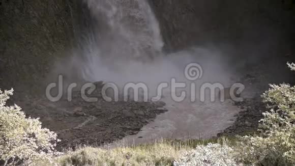 在岩石山区的一个大瀑布的特写从很大的高度缓慢地下降水缺水视频的预览图