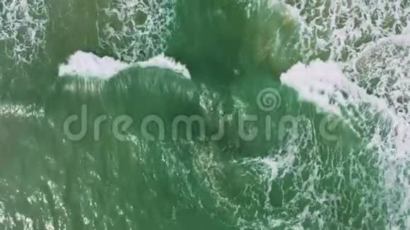 令人叹为观止的沙滩的空中景色热带海浪滚滚而入海岸视频的预览图