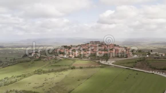 卡斯特洛罗德里戈无人驾驶飞机俯瞰葡萄牙历史村落和石头屋视频的预览图